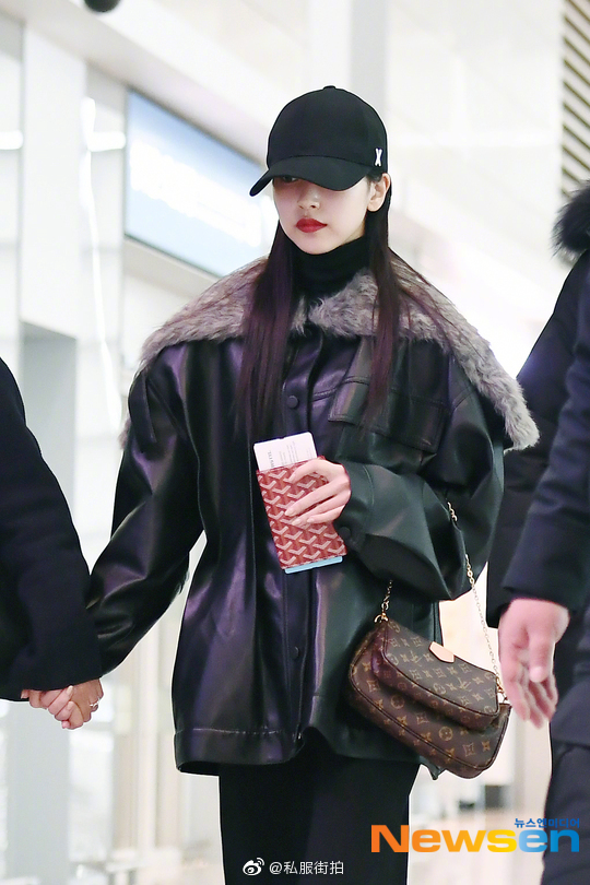 191221日籍爱豆名井南(mina)一身黑色装扮低调现身机场