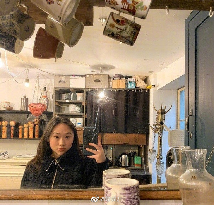 近日,林忆莲和李宗盛的女儿李喜儿的近照曝光.照片中