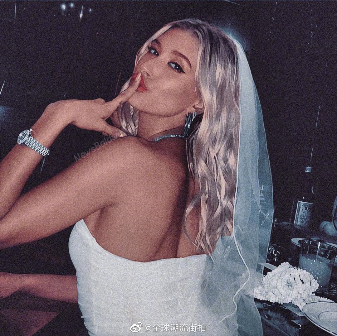 海莉·比伯结束单身派对后与丈夫 贾斯汀·比伯飞往婚礼举办地.