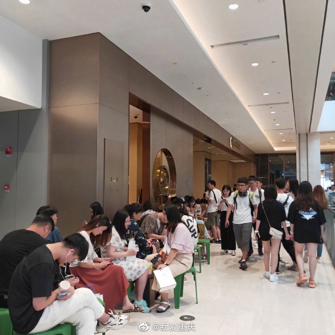 太火爆!重庆首家海底捞成了火锅排队王 中午排号晚上吃