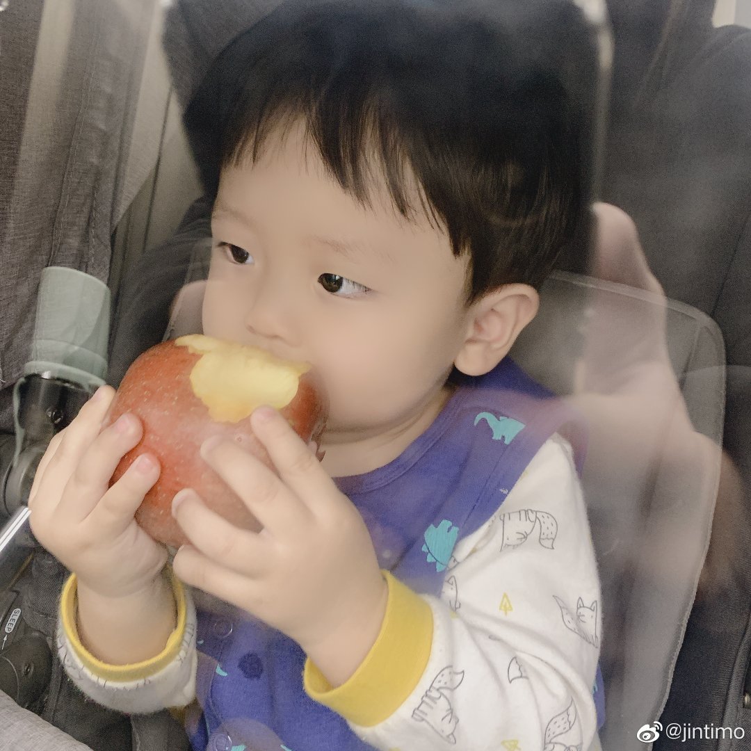 大舅子mystic老婆更新微博,晒出儿子吃苹果照片