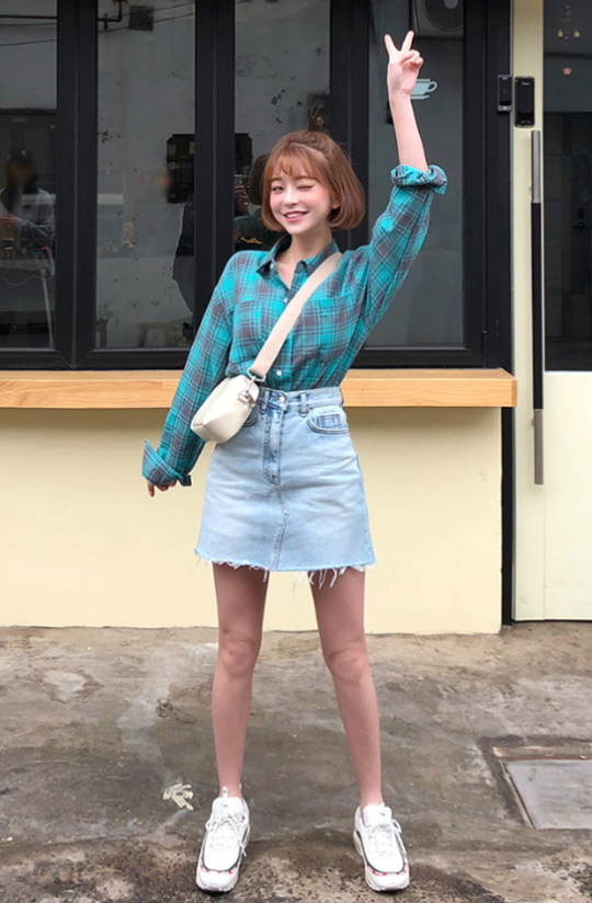 冬天裙子遇上小白鞋,简约却不失趣味,你心动了吗