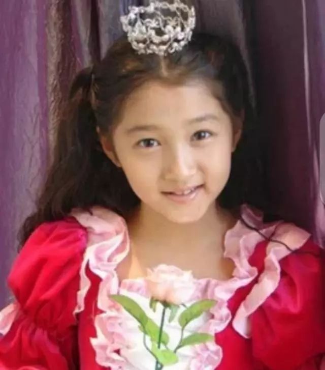 关晓彤22年颜值变阿化5岁时最惊艳青少年时期最糟糕