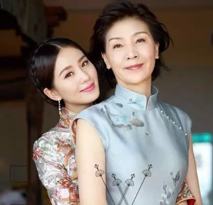 60岁刘亦菲妈妈素颜照曝光,这颜值也太可怕了吧?