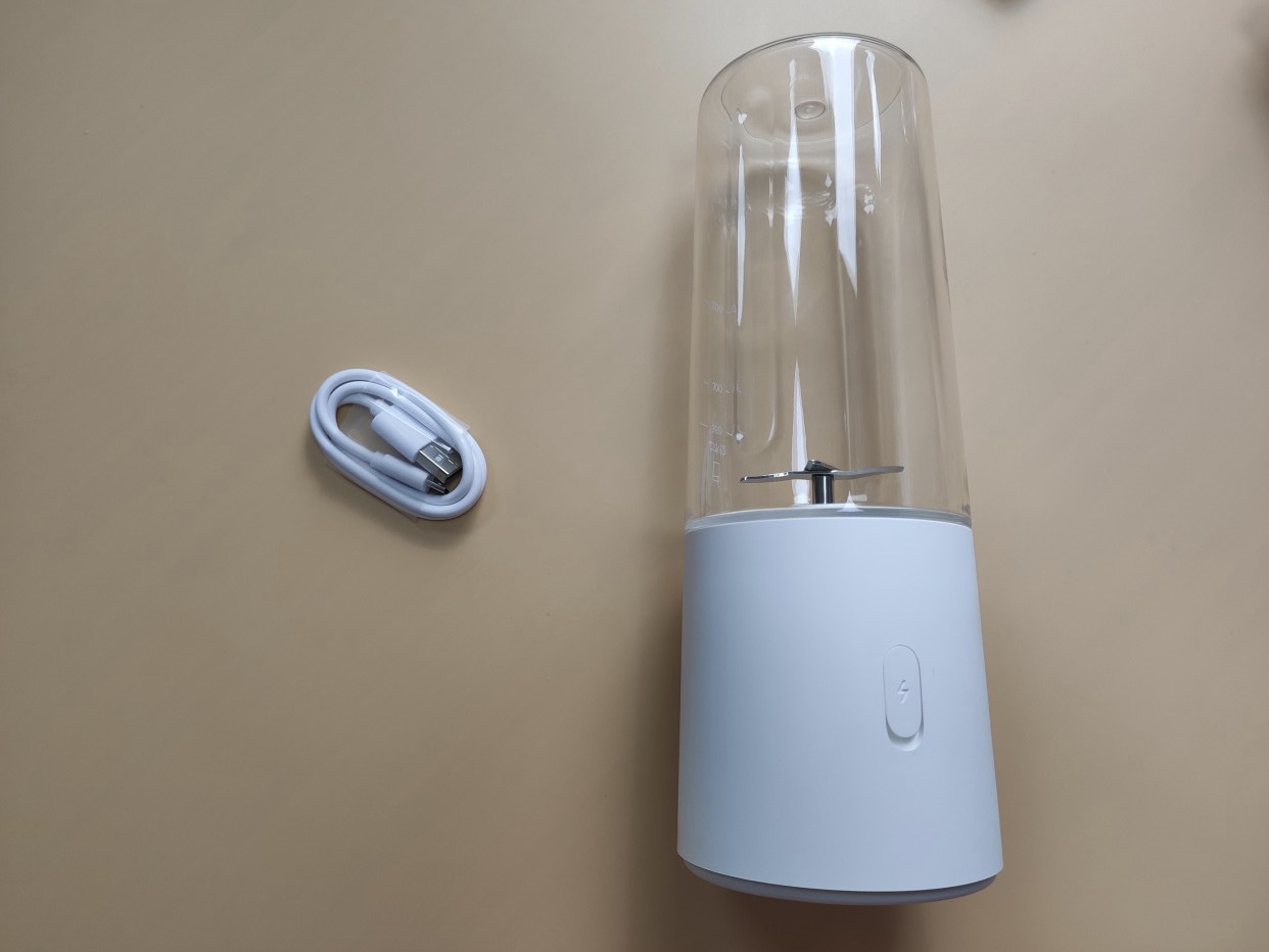 米家便携榨汁机到编辑部后就被女同事给霸占了可以根据自己的口味做出