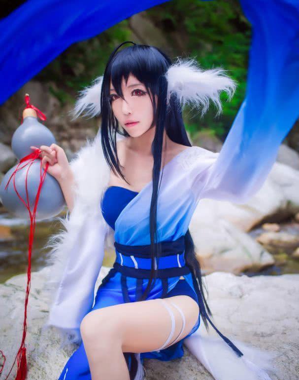 狐仙小红娘cos涂山雅雅, 冰冻系气质女神, 这个身材打9分!