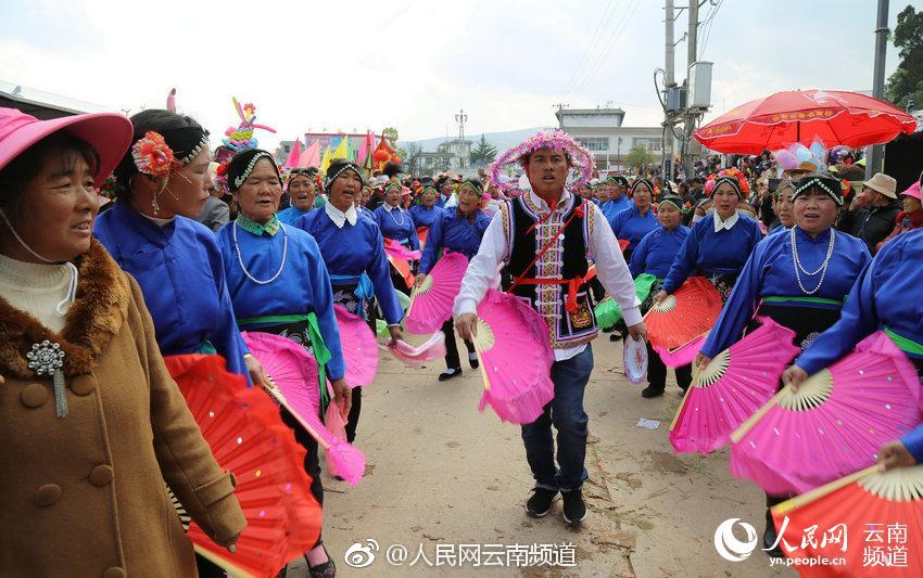 正月十五 云南弥渡万人欢庆密祉元宵灯会|云南|密祉|花灯_新浪新闻