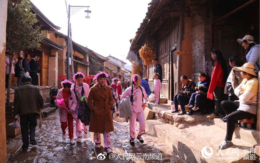 正月十五 云南弥渡万人欢庆密祉元宵灯会_新浪新闻