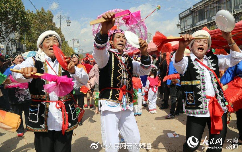 正月十五 云南弥渡万人欢庆密祉元宵灯会|云南|密祉|花灯_新浪新闻