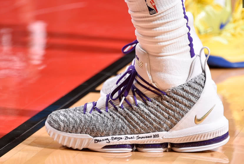 哈登3代助飞大号3双,塔克限量詹八2万起还有价无市