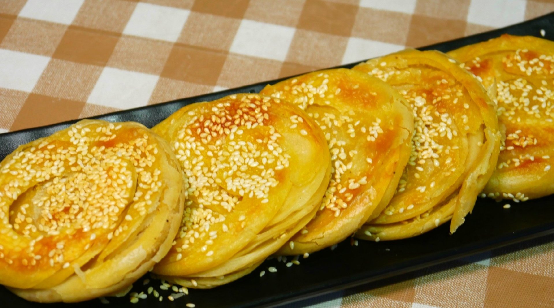 油旋饼的家常做法,柔软筋道,层层起酥,比葱油饼好吃10倍