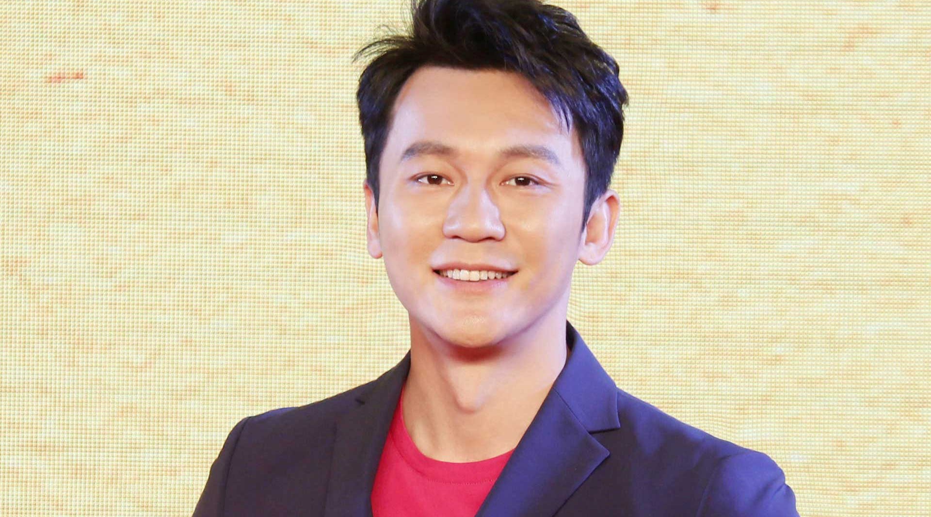 李晨喜笑颜开和女粉丝合影,自曝为跑男开拍,正在努力增肥!