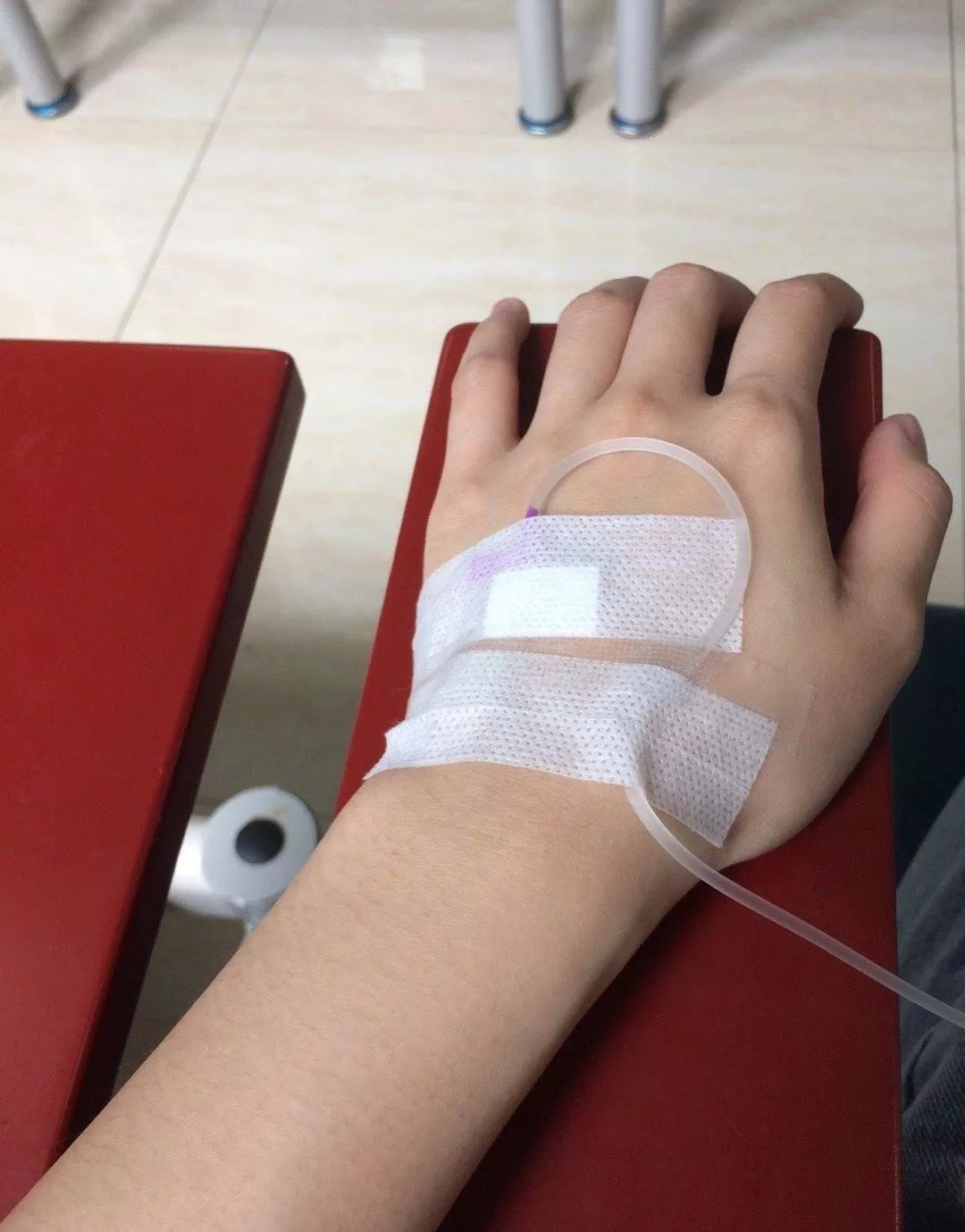 再配一张娇弱无力的自拍,发一段有病呻吟的朋友圈,这是对生病应有的