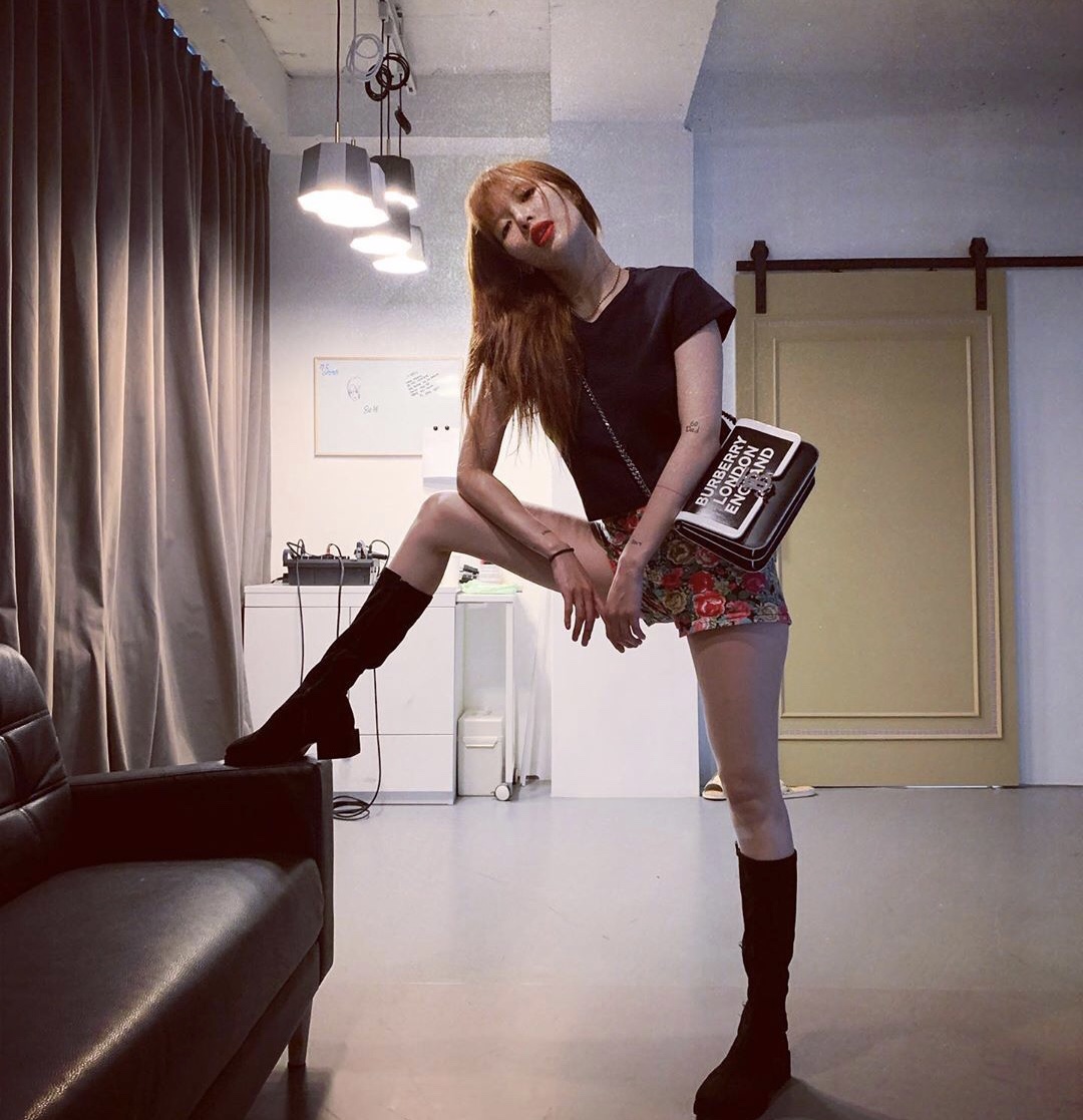 金泫雅今日ins私服夏天短裤配长靴 妥妥的it girl没错了