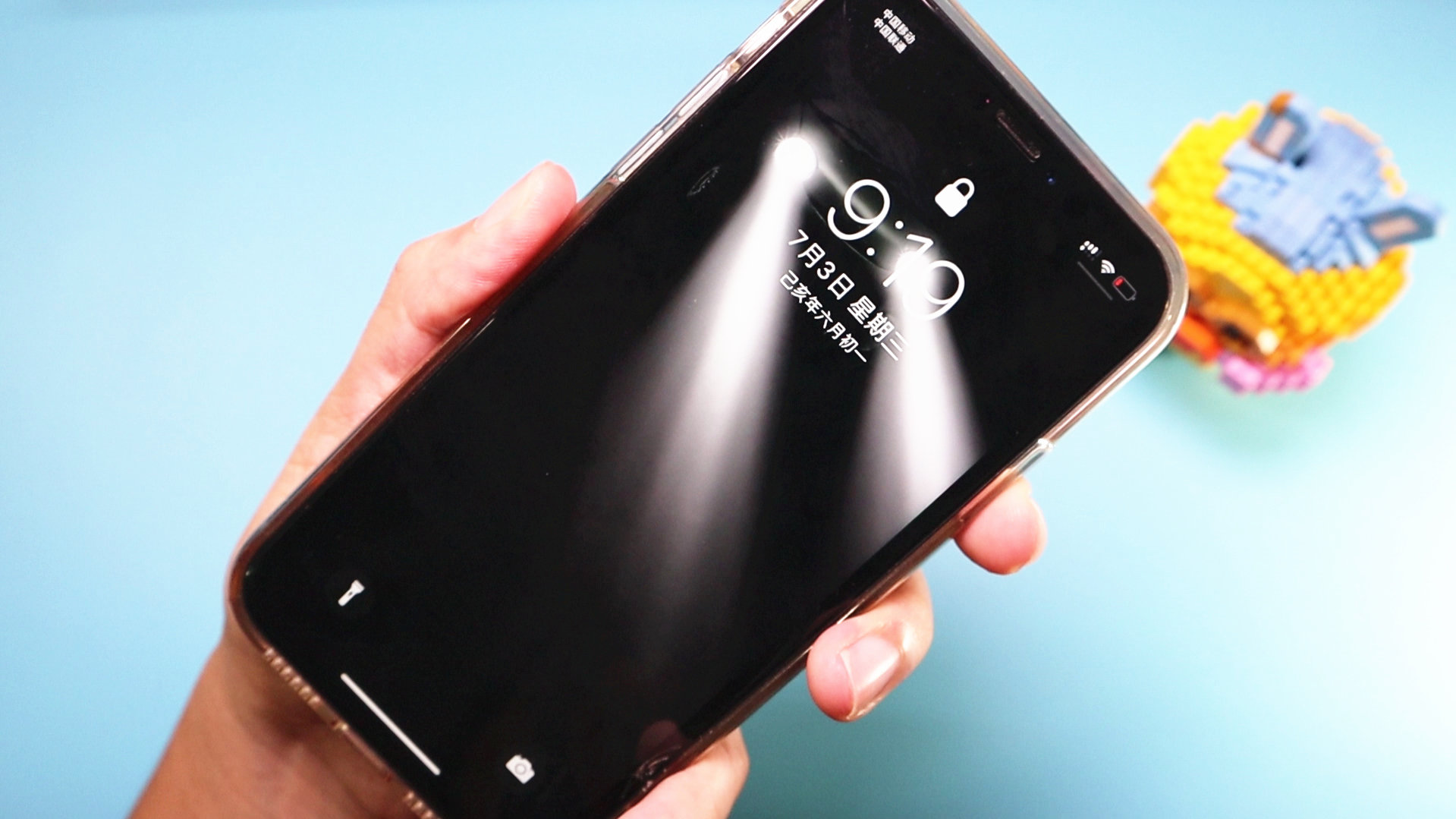 iphone最热门的壁纸点亮屏幕车灯就会亮迷死个人了