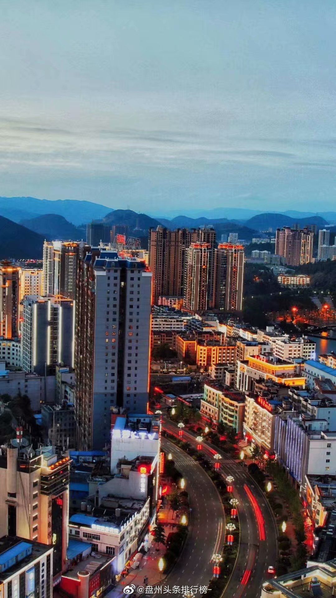 没想到吧,盘州的夜景这夺目炫彩,猜猜这是从哪个角度拍摄的呢