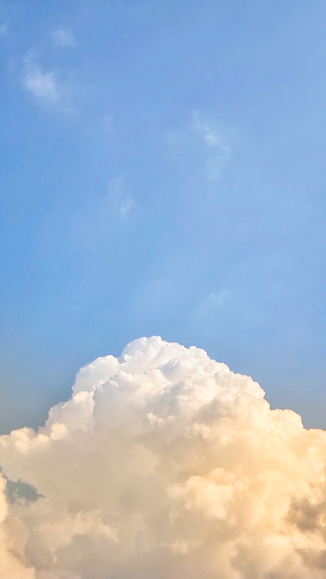 老家的云朵十分美丽像游客一般在明净的天空上飘来荡去