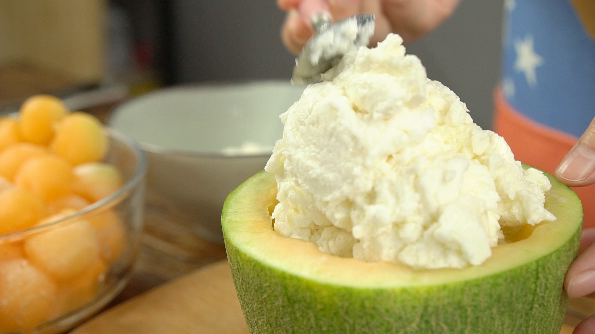 「水果季」整个哈密瓜的冰沙,小年轻们都爱吃,还有冰淇淋哦