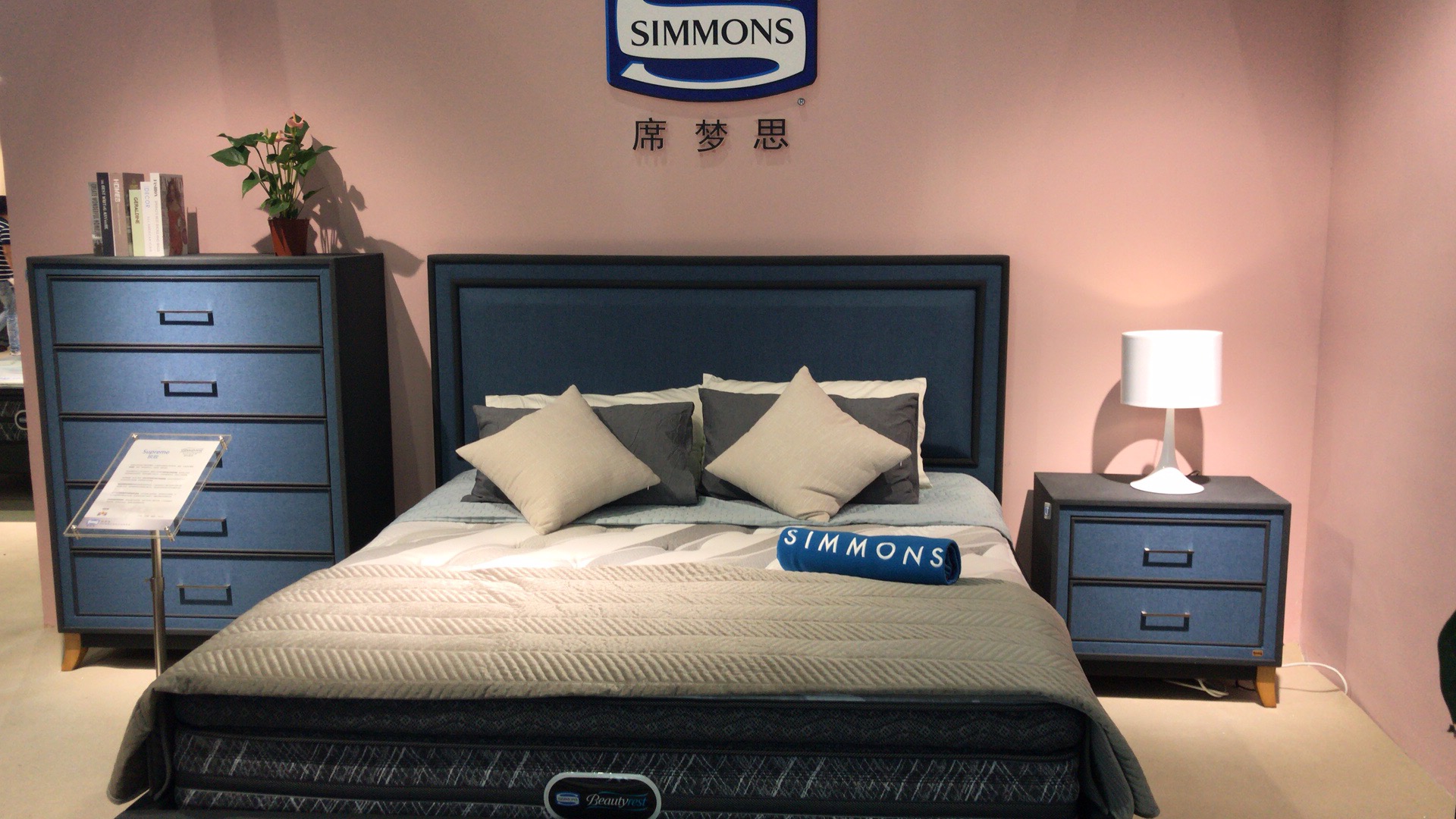 展会上席梦思的新款床架床垫床架枕头舒适椅