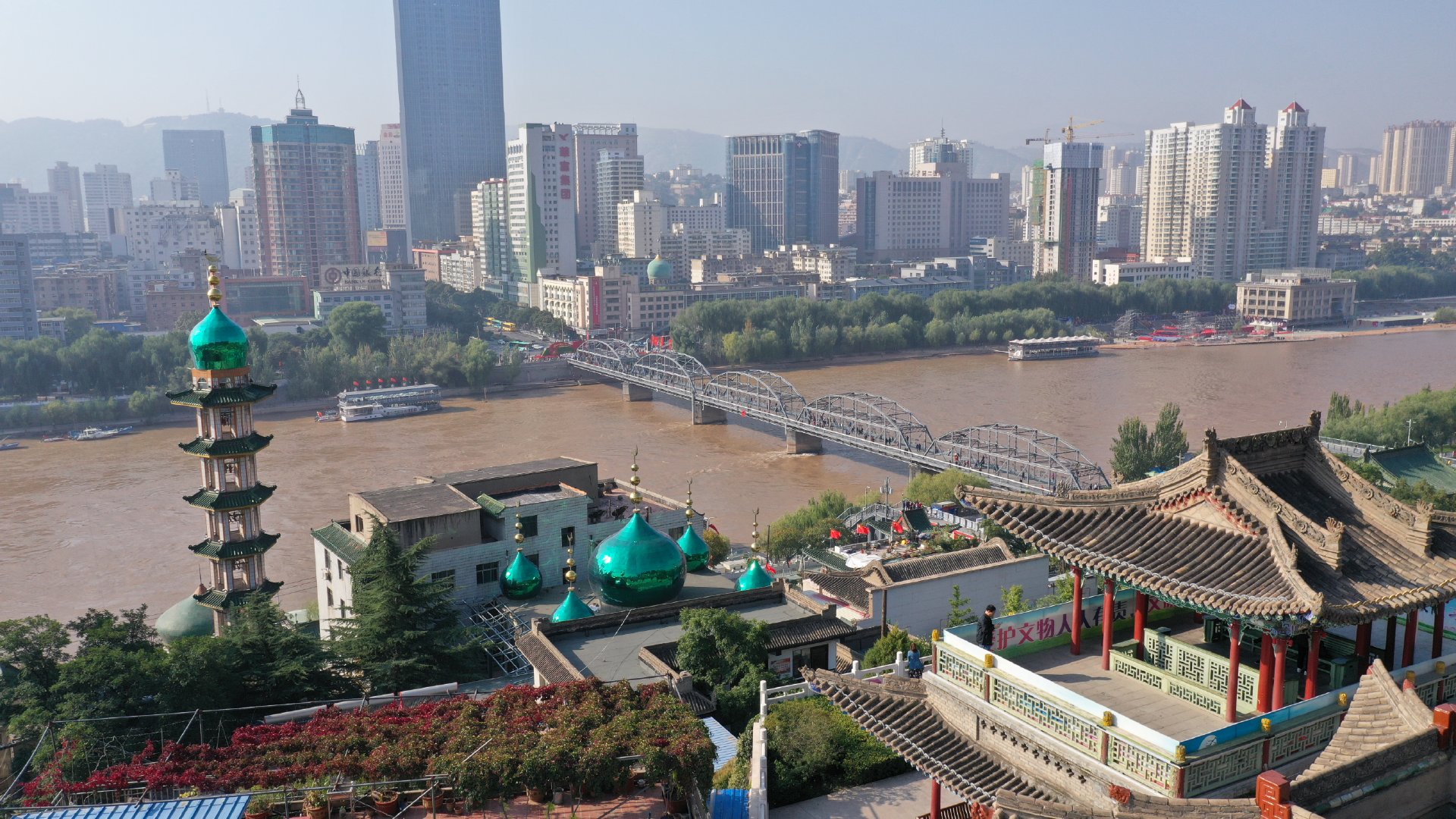白塔山位于甘肃省兰州市中山桥北侧白塔山公园景区内,濒临黄河北岸