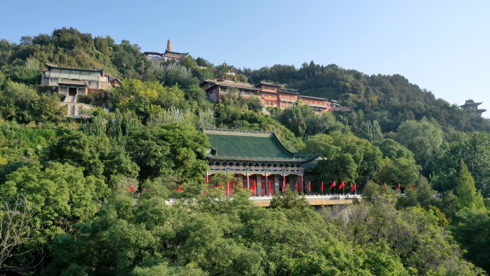 白塔山位于甘肃省兰州市中山桥北侧白塔山公园景区内,濒临黄河北岸