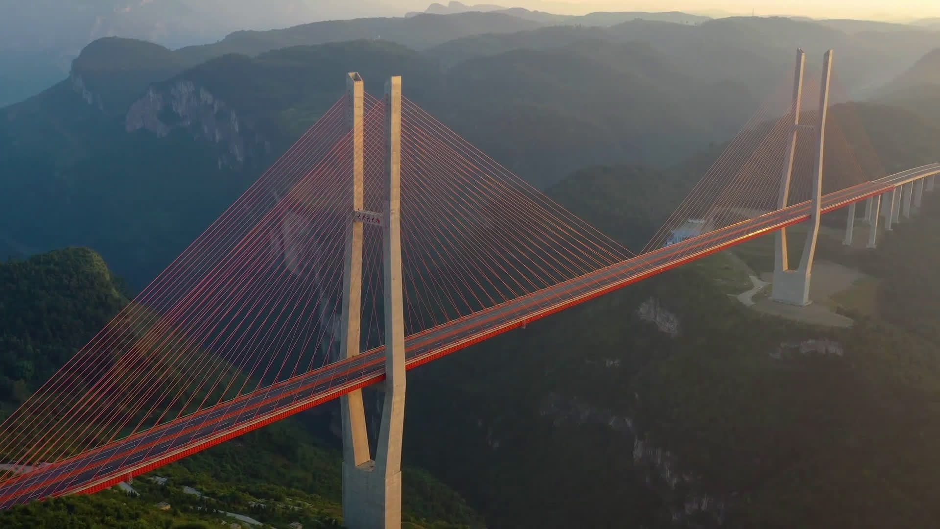 六广河特大桥桥梁主跨580米,全长1280米的双塔双索面叠合梁斜拉桥