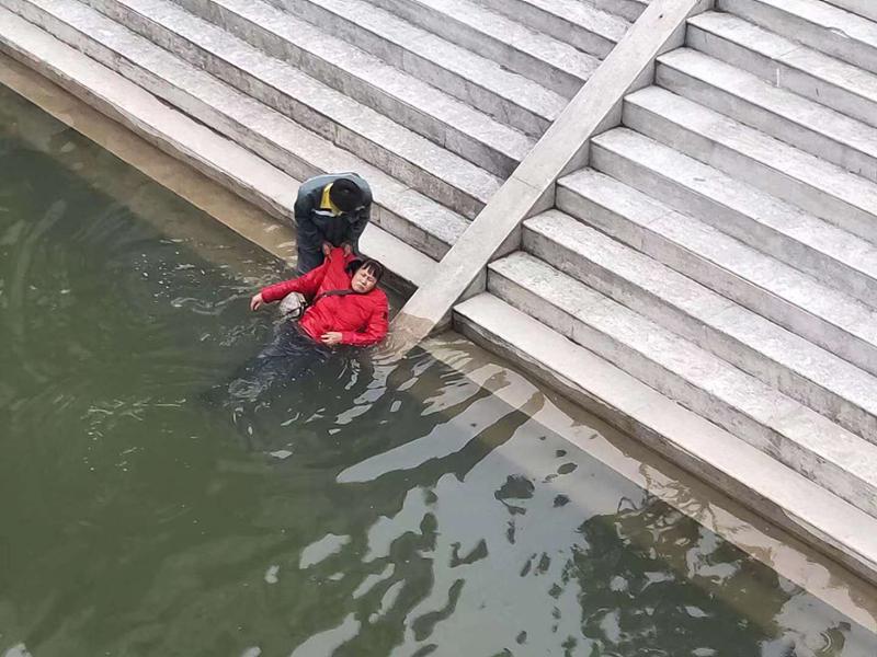 猎德涌一女子不慎落水,两环卫工人见义勇为将其救起