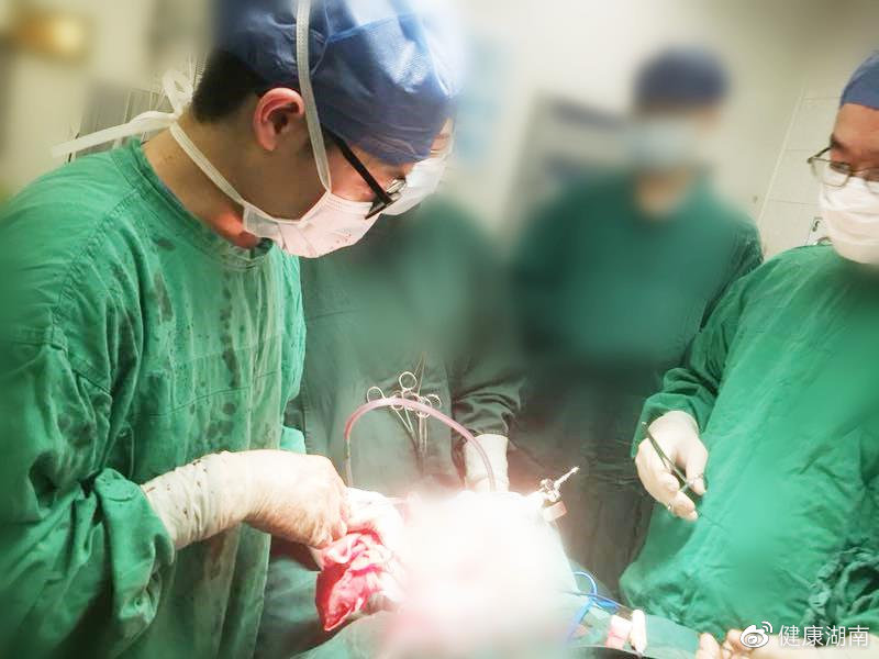 口腔溃疡变成口腔癌?只因大爷平时喜欢抽烟,嚼槟榔(图)