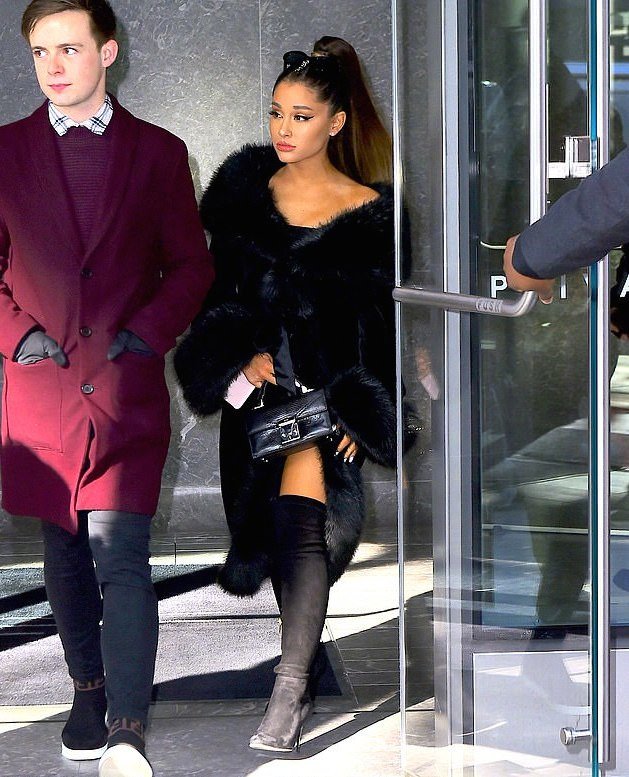 当地时间12月18日a妹arianagrande在纽约离开nbcstudios的街拍