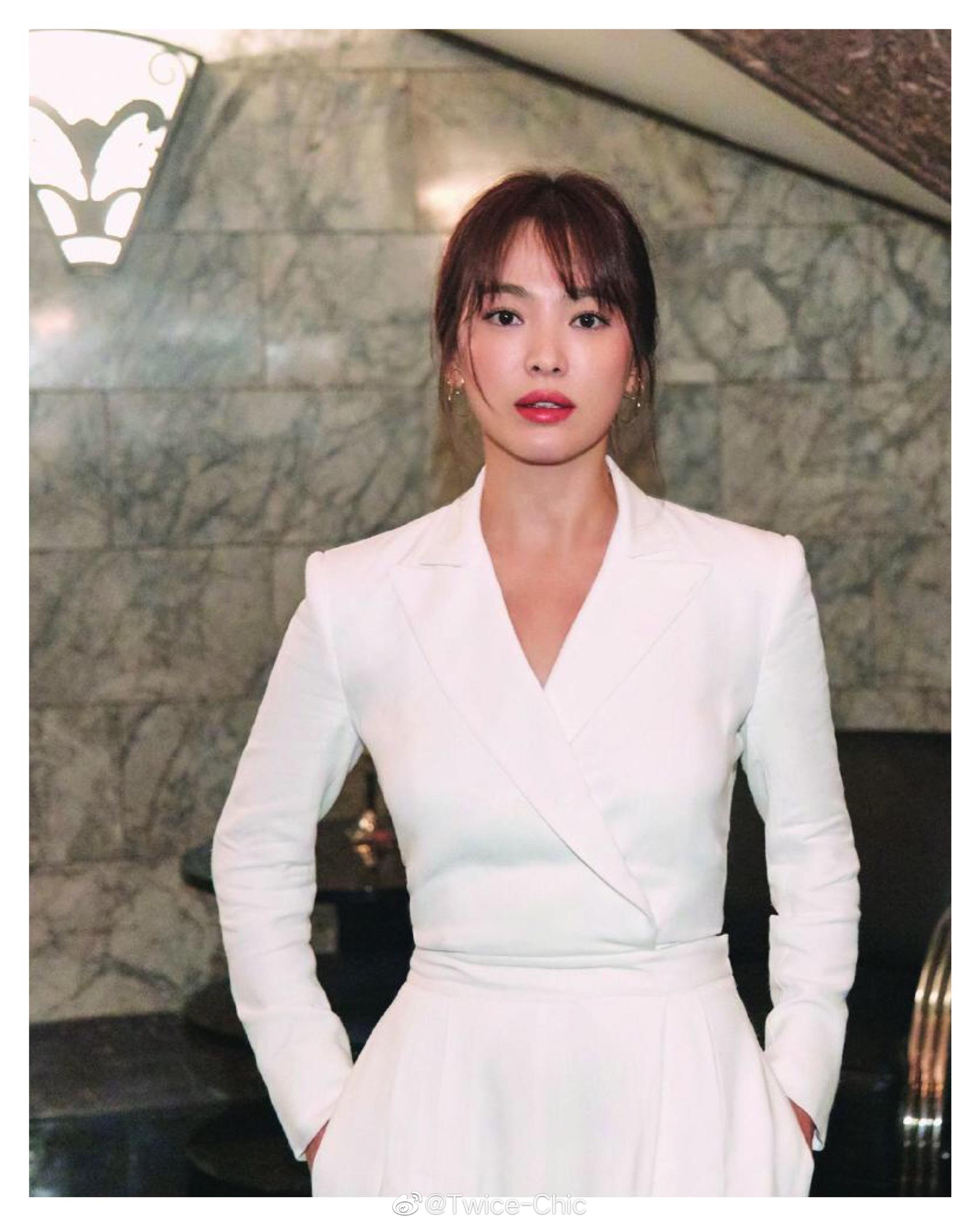 宋慧乔纽约时装周观秀现场照,纯白套装利落盘发|纽约时装周|宋慧乔