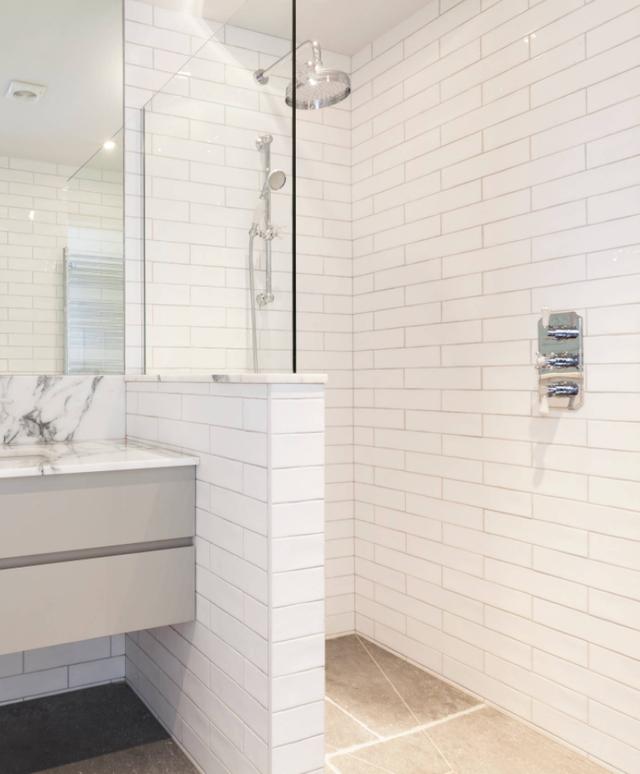 4㎡卫生间装修,用砖砌个半墙做隔断!不花一分钱还能置物超方便