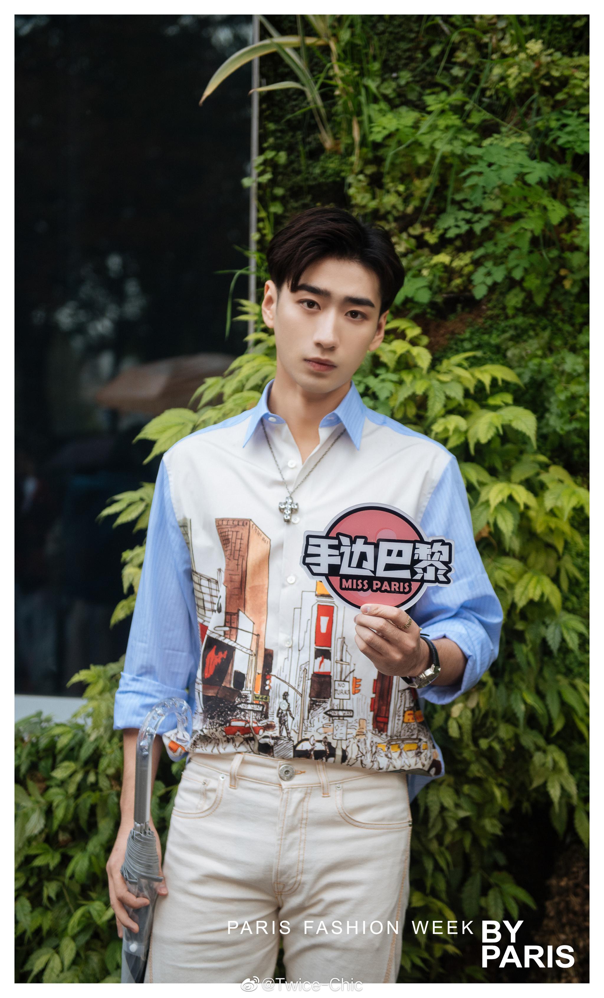 歌手@丰楚轩lil-t 以涂鸦衬衫及不对称牛仔裤造型现身巴黎时装周