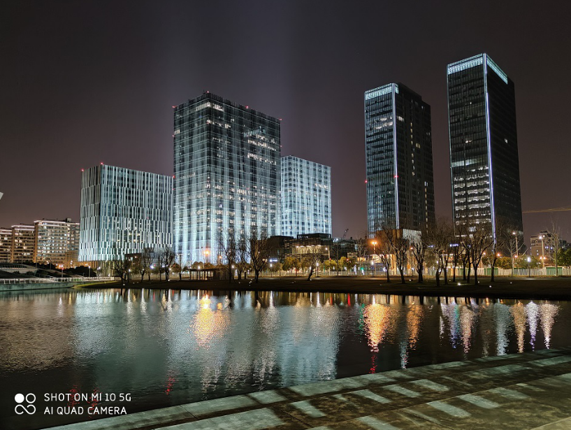 未开启夜景模式小米10在夜景模式下画面整体的亮度控制的不错,细节的
