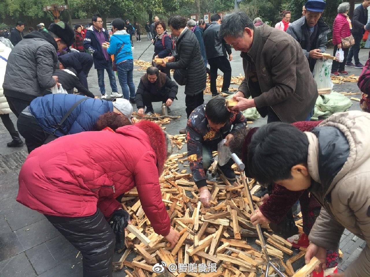 大年初一,贵阳黔灵山公园"捡柴(财)"的市民络绎不绝