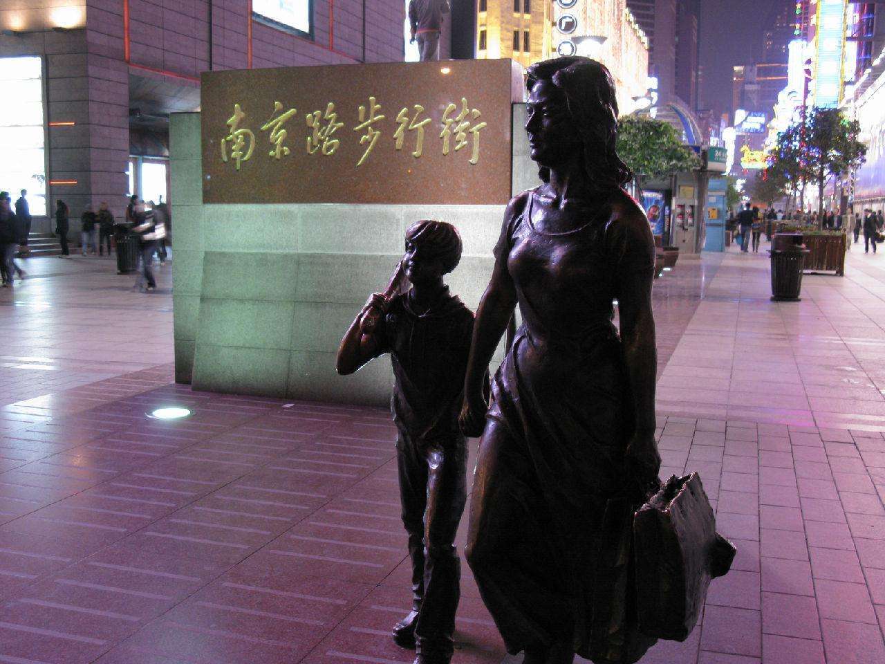 盘点上海南京路衣服贵吗?上海南京路衣服贵吗