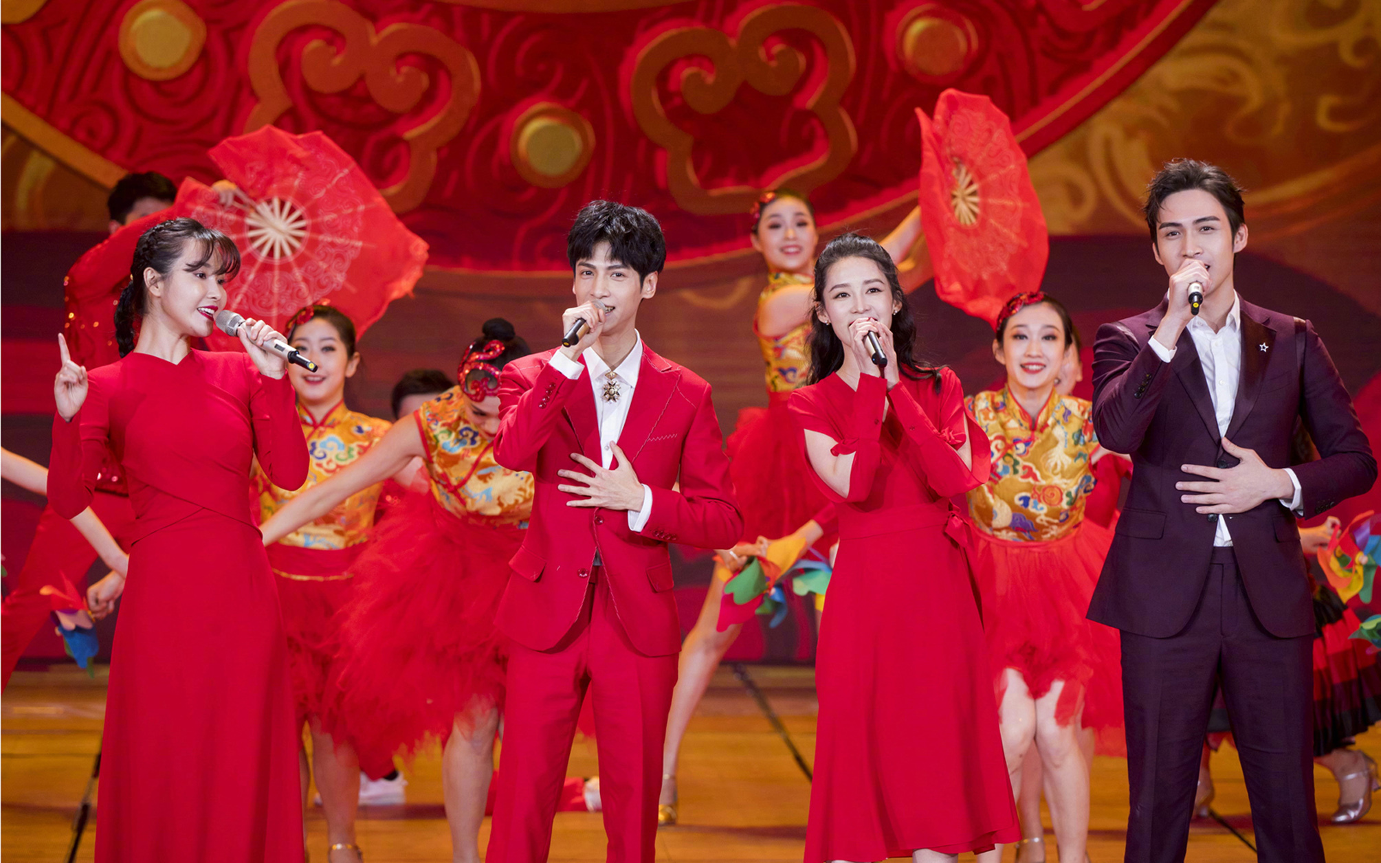 昨日央视,湖南卫视,北京卫视三家元宵晚会同台上演,那叫一个喜庆热闹!