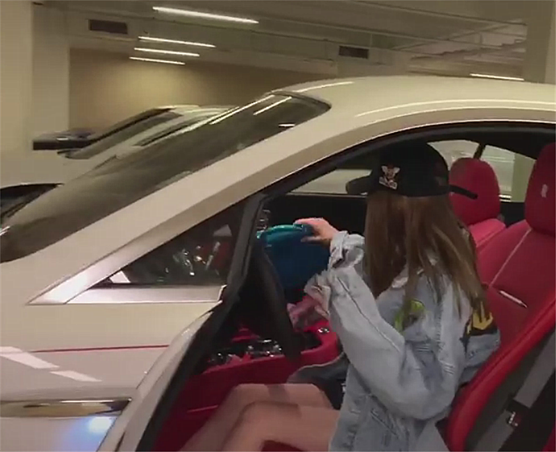 473万劳斯莱斯现车库,本不会注意,但女车主背影甚是迷人!