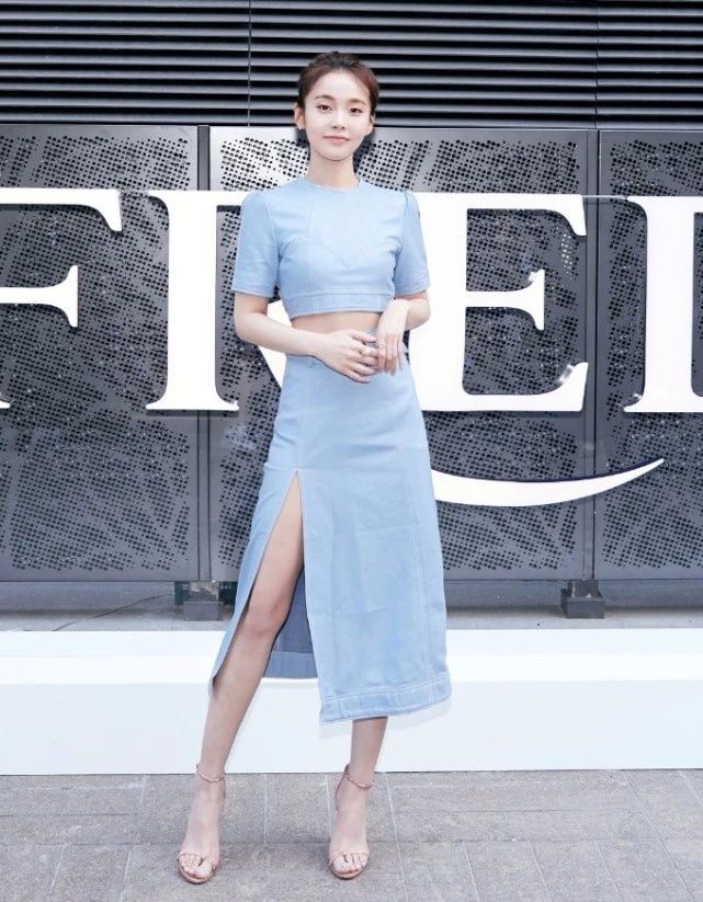 张佳宁长得很美了,她有着一张精美的瓜子脸,五官很精美,很有少女感,她