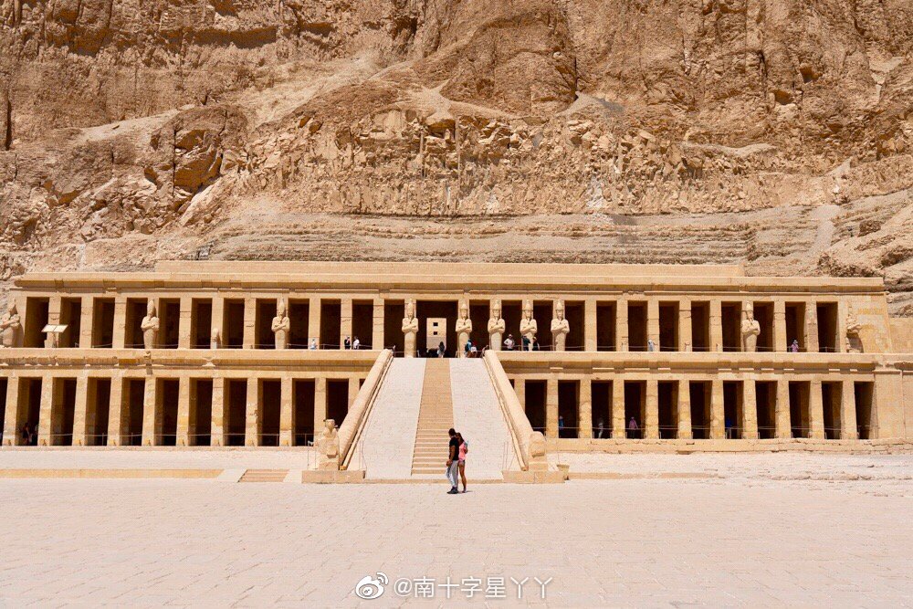 哈特谢普苏特神庙又称女王庙,哈特谢普苏特女王是古埃及第一位女王