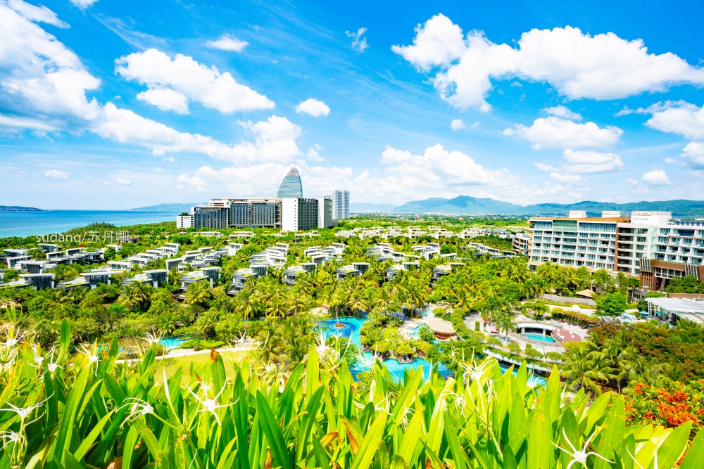 海棠湾是三亚最美海湾之一,拥有众多五星级酒店