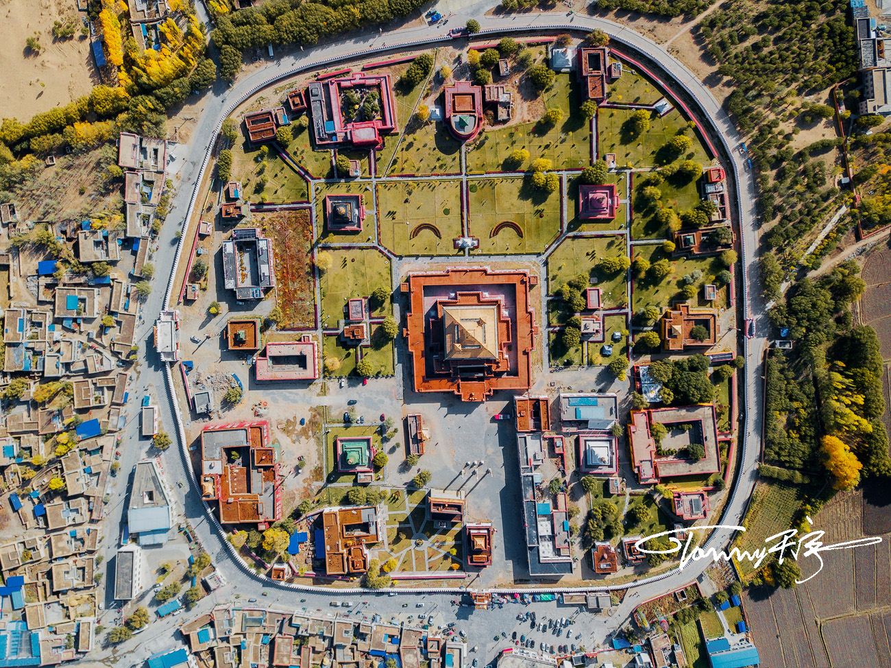 全景镜头下的桑耶寺秋天景色.桑耶寺