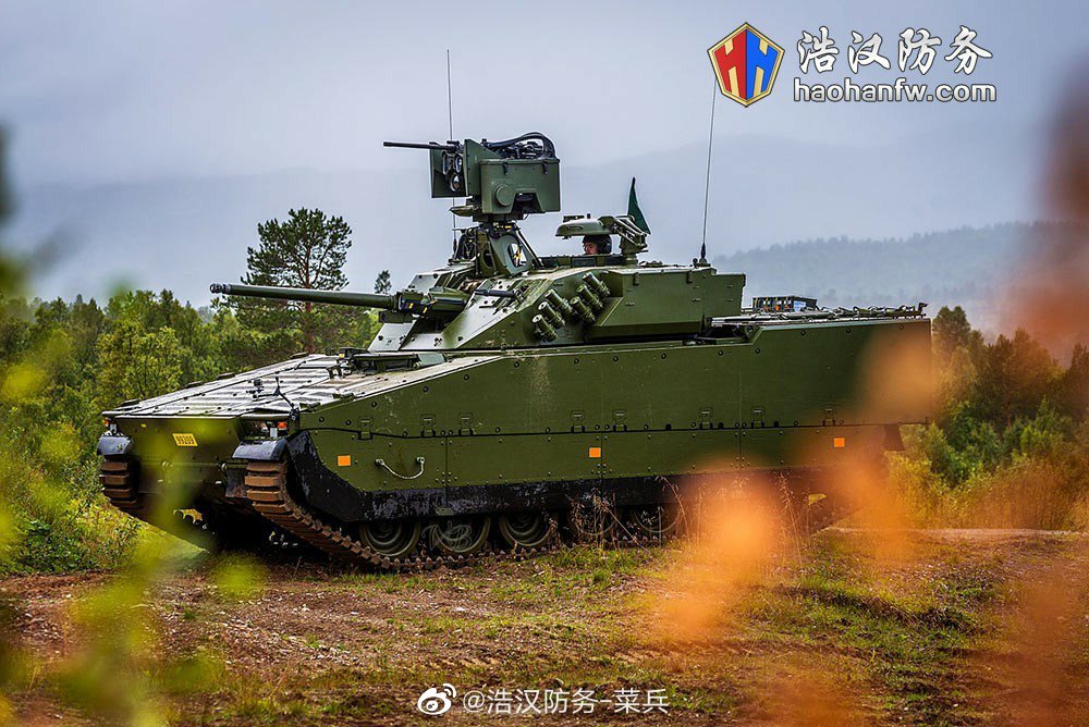 独具特色的cv90系列步兵战车,一直被人诟病没有车顶机枪