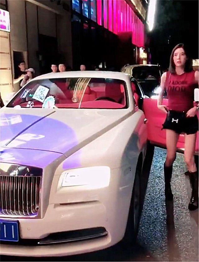 劳斯莱斯美女车主背了一个黑色的爱马仕包包,价值上万元人民币