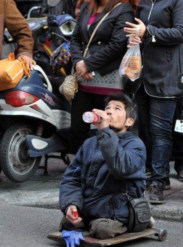 采生折割:你路上遇到的职业乞丐,可能遭受着最歹毒的折磨
