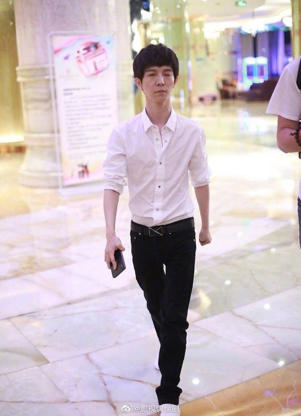 近日曝光郭敬明的近照，照片中郭敬明身穿白色衬衫和黑色裤子|疲惫_新浪娱乐_新浪新闻