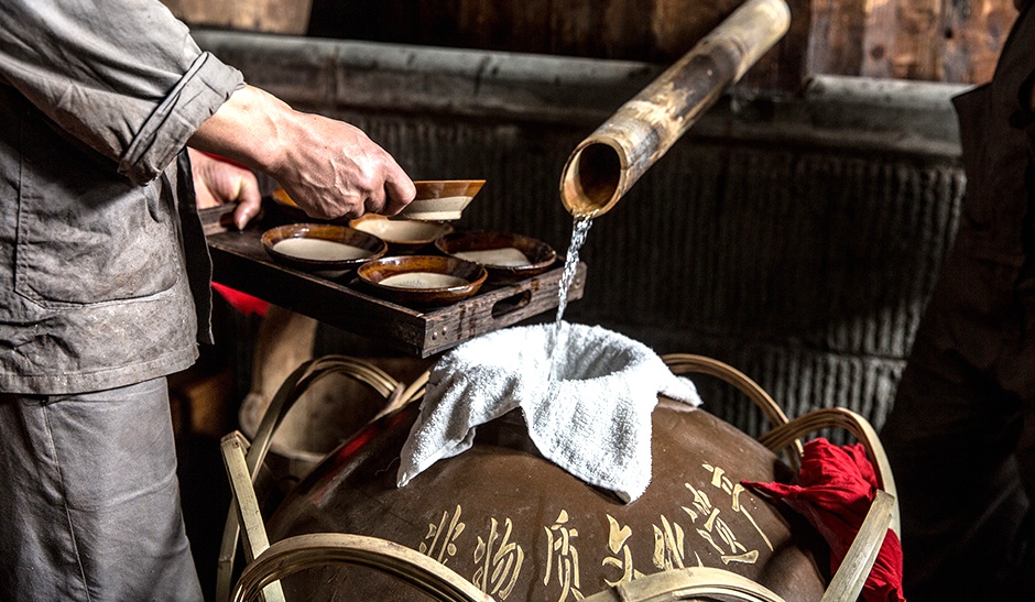 这个古镇盛产烧酒,据说江小白在这里一掷20亿,只为情怀