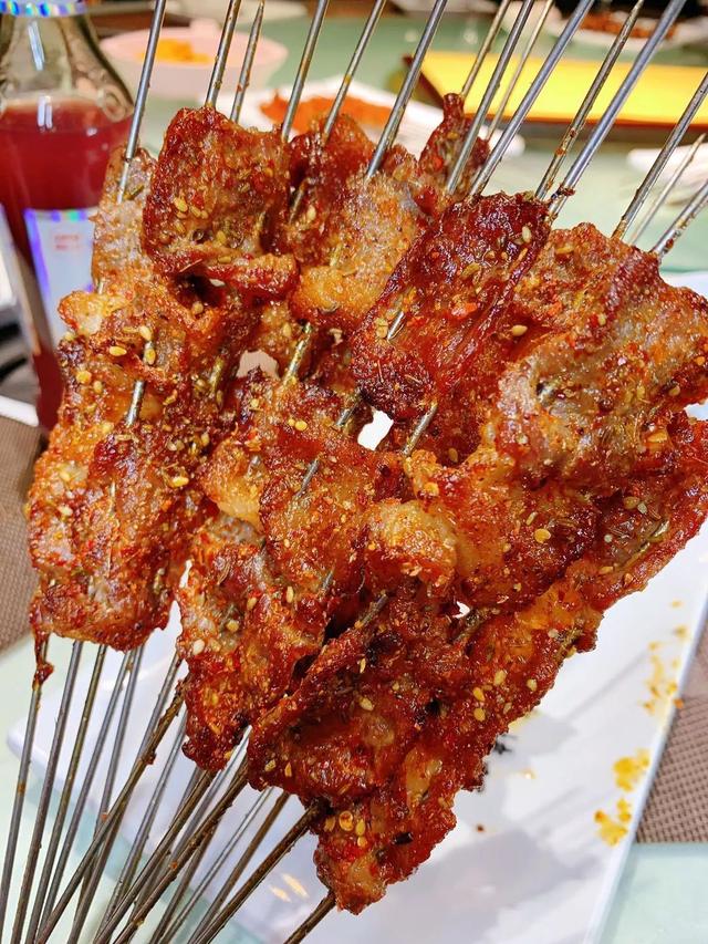 大片头刀牛胸口 大片的烤牛胸口,一咬滋滋冒油的香,头一次看见胸口