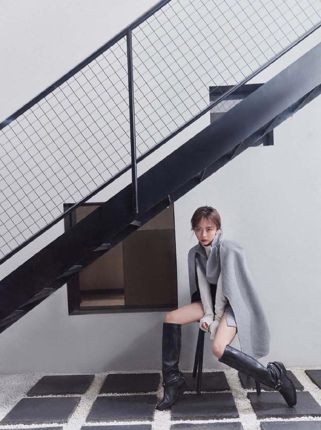 162的谭松韵好会凹造型穿斗篷装配长筒靴坐着腿长1米2