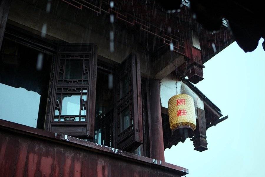 躲进小楼成一统 管他冬夏与春秋 躲进小楼成一统 管他冬夏与春秋