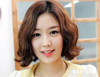 奔4奔5的女人别总留短发3种装嫩烫发儿媳妇都说年轻